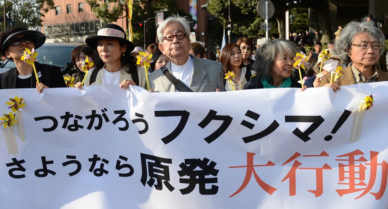 集会終了後、デモ行進して脱原発を訴える木内みどりさん(手前左から2人目)、作家の大江健三郎さん(中央)ら=東京都新宿区で2013年3月9日、久保玲撮影