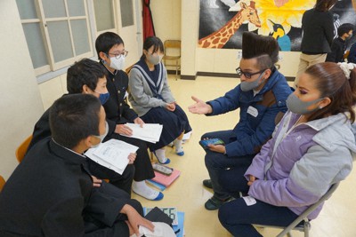 サーカス団が英語の先生に 福岡の中学校で生徒と交流 今できることに最善尽くす 毎日新聞