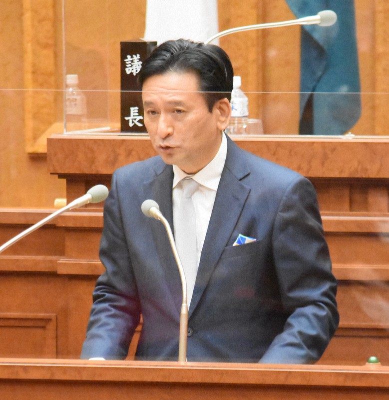 佐賀県議会で答弁する山口祥義知事=佐賀県議会で2020年12月4日午後4時26分、池田美欧撮影