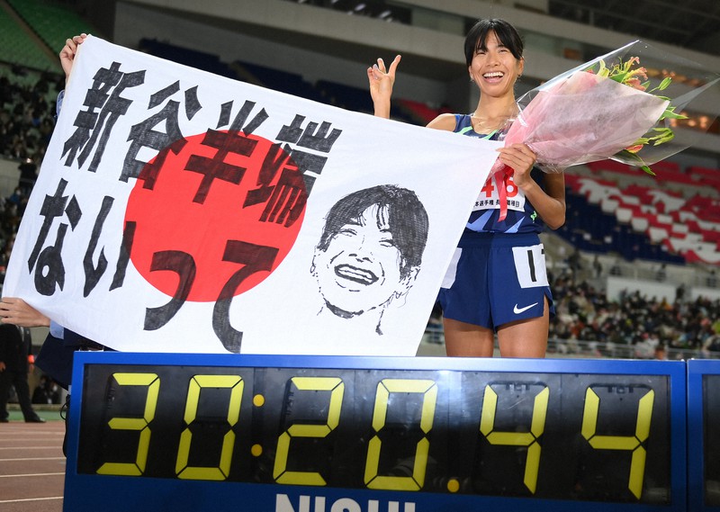 女子1万メートル、日本新記録で優勝して東京オリンピック代表に決定し、笑顔を見せる新谷仁美=ヤンマースタジアム長居で2020年12月4日、久保玲撮影
