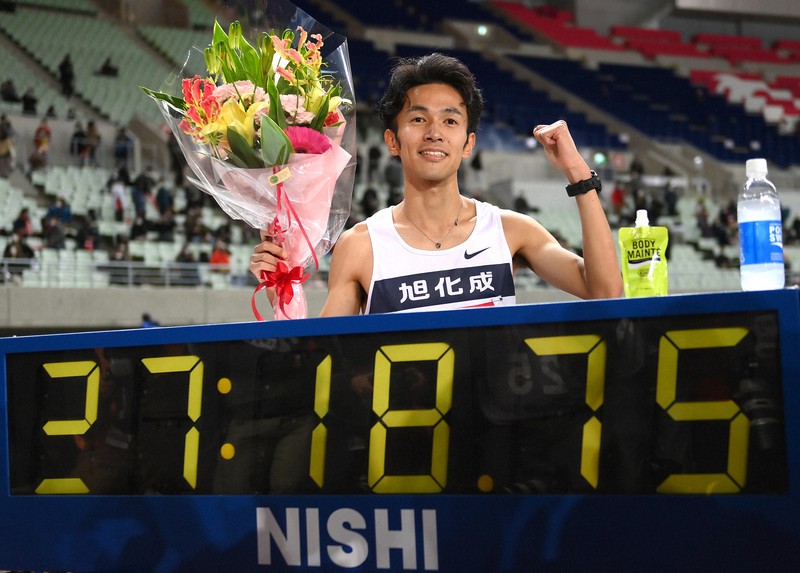 男子1万メートル、日本新記録で優勝して東京オリンピック代表に決定し、笑顔を見せる相沢晃=ヤンマースタジアム長居で2020年12月4日、久保玲撮影