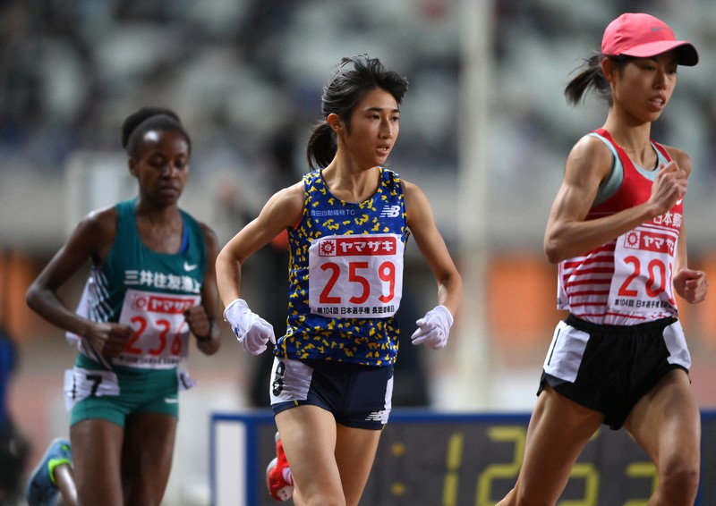 女子5000メートルで力走する田中希実(中央)。右は広中璃梨佳=ヤンマースタジアム長居で2020年12月4日、久保玲撮影