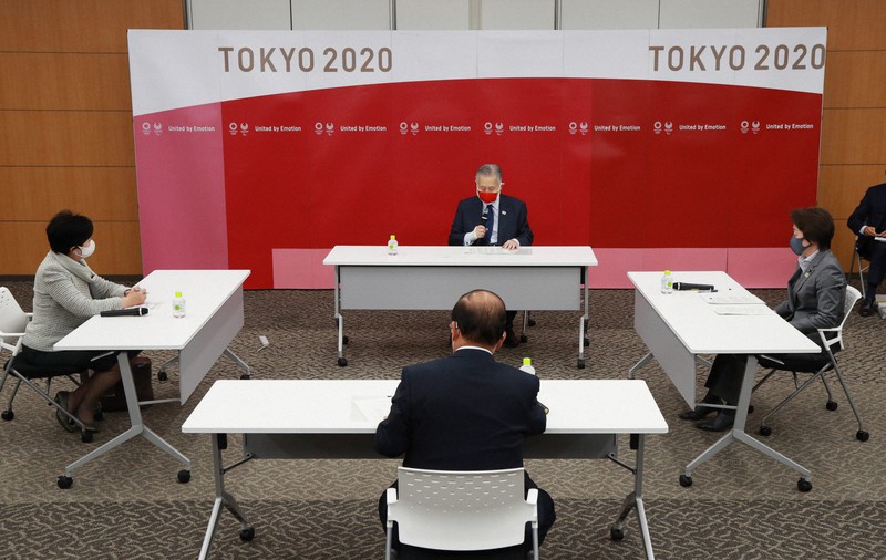 追加費用の負担について会談する(左から)東京都の小池百合子知事、東京五輪・パラリンピック組織委の森喜朗会長、橋本聖子五輪担当相。手前は組織委の武藤敏郎事務総長=東京都中央区の晴海トリトンスクエアで2020年12月4日午後4時32分(代表撮影)