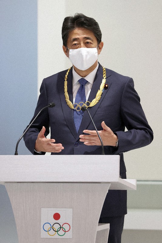 首に五輪功労章をかけた安倍前首相=東京都新宿区の日本オリンピックミュージアムで11月16日(代表撮影)