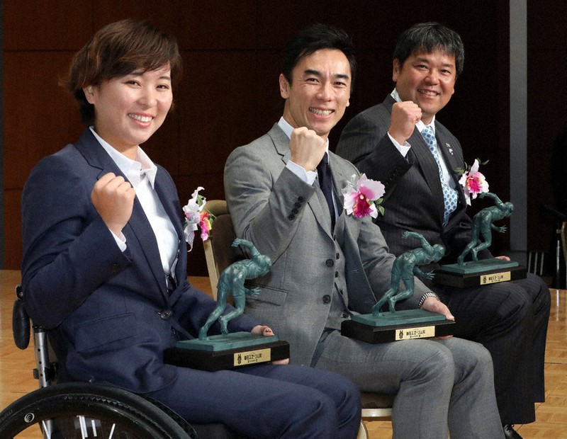 記念撮影する(左から)新人賞の車いすテニスの大谷桃子、グランプリのレーシングドライバーの佐藤琢磨、功労賞の故・野村克也さんの息子の克則さん=東京都文京区の東京ドームホテルで2020年12月4日午後2時54分、小川昌宏撮影