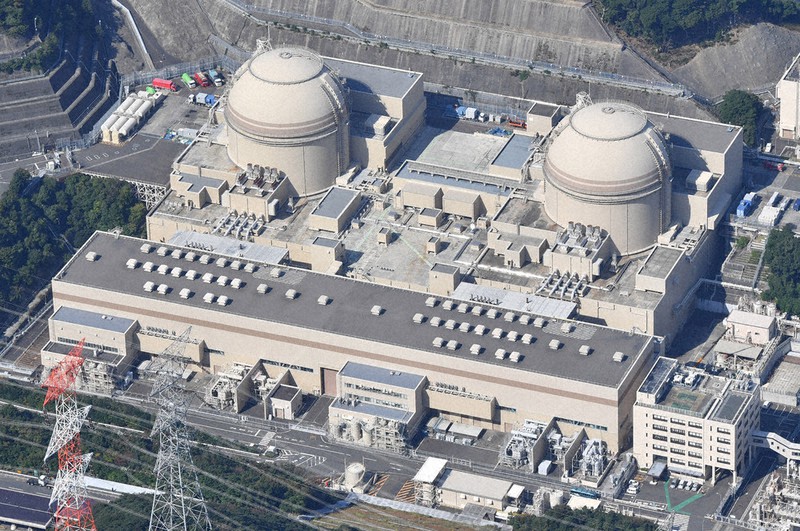 大飯原発の(右から)3号機、4号機=福井県おおい町で2020年10月、本社ヘリから木葉健二撮影