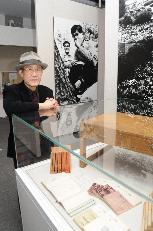 岸上大作の没後60年展を訪れた福島泰樹さん=姫路市の姫路文学館で2020年12月4日午後3時46分、花牟礼紀仁撮影