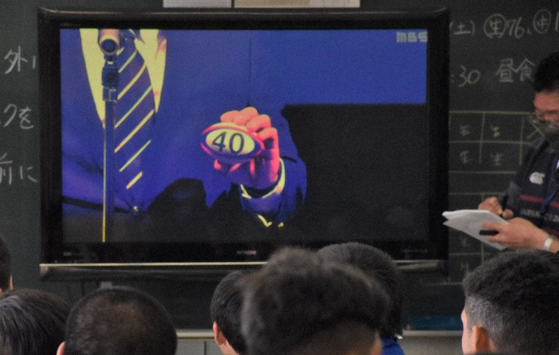 インターネットで中継される抽選会の様子を見守る御所実の選手ら=御所市の同校で2020年12月5日午前11時38分、林みづき撮影