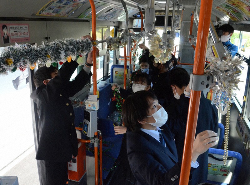 ２０２０歳末点描：路線バスにＸマス装飾 八幡高生徒が車内飾り付け 