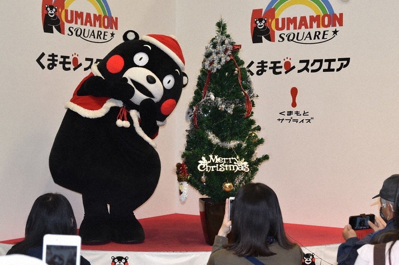 ２０２０歳末点描 熊本でｘマスツリー点灯式 くまモンがサンタ姿に 熊本 毎日新聞