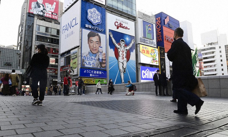 「大阪モデル」の赤信号が点灯した初の週末、人通りが減った道頓堀周辺=大阪市中央区で5日、藤井達也撮影