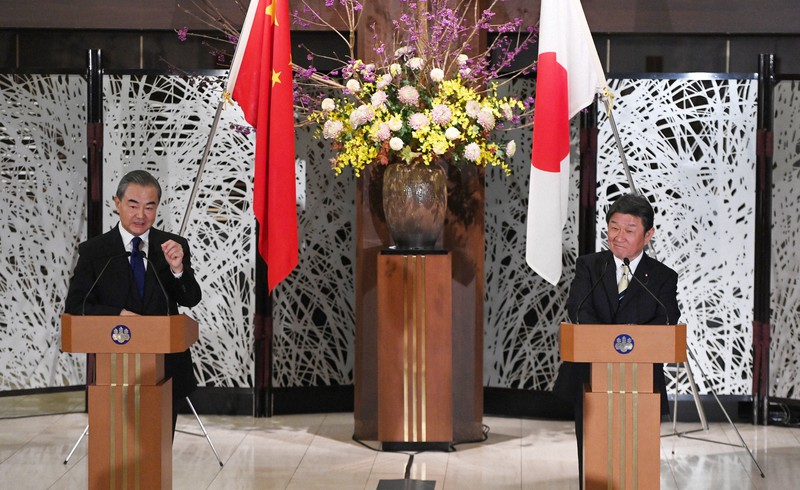 共同記者発表に臨む茂木外相(右)と中国の王毅国務委員兼外相=東京都港区の外務省飯倉公館で2020年11月24日午後7時31分(代表撮影)
