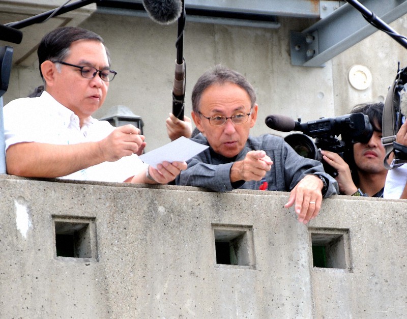 緑ケ丘保育園の神谷武宏園長(左)から説明を受け、米軍機の部品が見つかった屋根を指さす玉城デニー知事(中央)=沖縄県宜野湾市で2018年10月29日午前10時4分、遠藤孝康撮影
