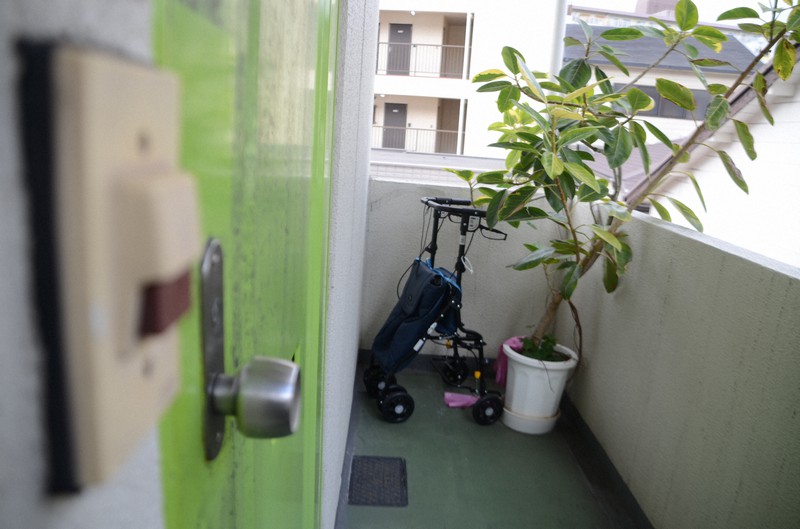高齢夫婦の遺体が見つかった部屋の前には、手押し車が残されていた=大阪市北区で2020年11月10日午後2時51分、安元久美子撮影
