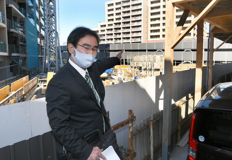 旧陸軍施設「振武寮」跡地の前で話す西南学院大の伊藤慎二教授=福岡市中央区で2020年12月2日午後1時33分、矢頭智剛撮影