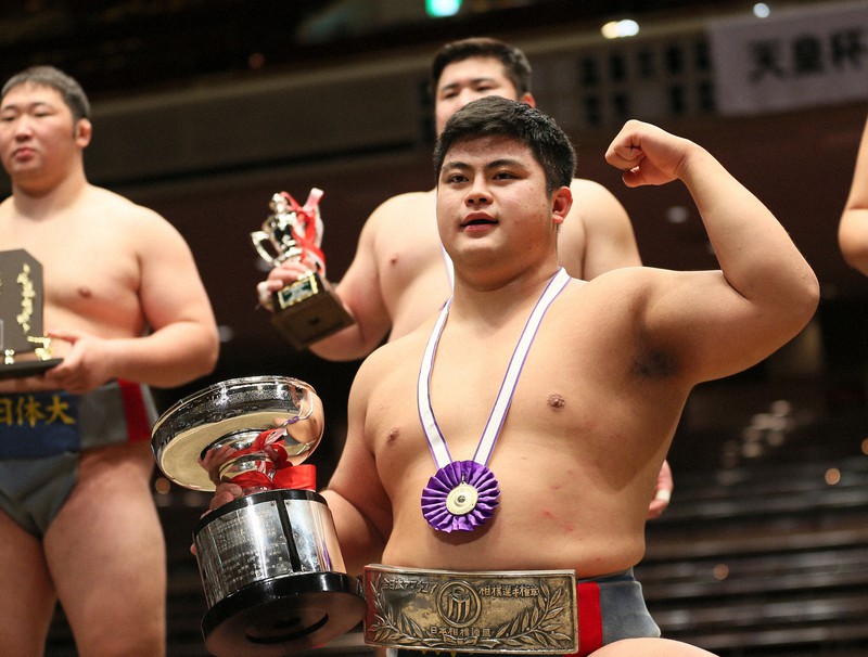全日本相撲選手権大会で記念撮影する、優勝した日体大の花田秀虎(中央)=東京・両国国技館で2020年12月6日、玉城達郎撮影