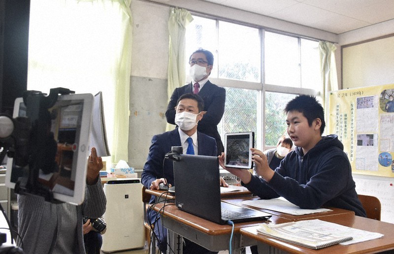 オンラインで行われた双葉郡ふるさと創造学サミットで、校外学習で訪れた浪江町について発表する須藤嘉人さん(右端)=福島県二本松市下川崎の浪江町立津島小学校で2020年12月5日、寺町六花撮影