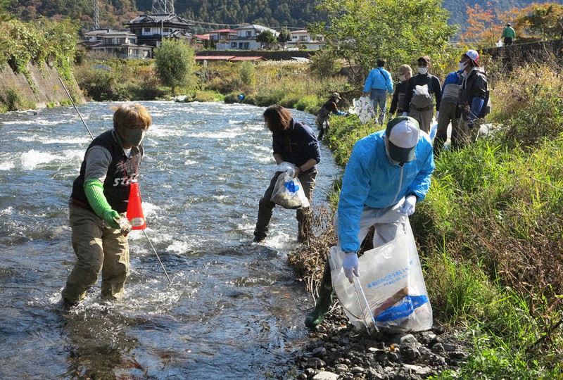 プラごみの多さ実感 富士吉田 桂川で清掃活動に参加 ５０人で９０分作業 ビニール袋４０袋分回収 山梨 毎日新聞