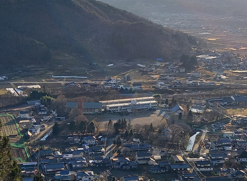展望台から見た龍岡城五稜郭=長野県佐久市で2020年11月26日、佐藤浩撮影