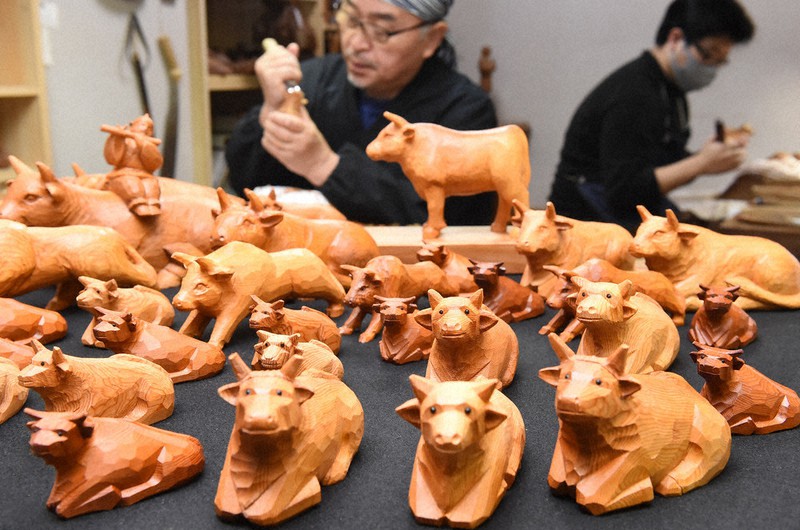 一彫り一彫り心を込めて彫り上げられる来年のえと丑にちなんだ置物=岐阜県高山市初田町の鈴木彫刻店で