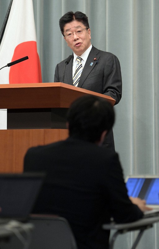 記者会見する加藤勝信官房長官=首相官邸で2020年12月7日午前11時33分、竹内幹撮影