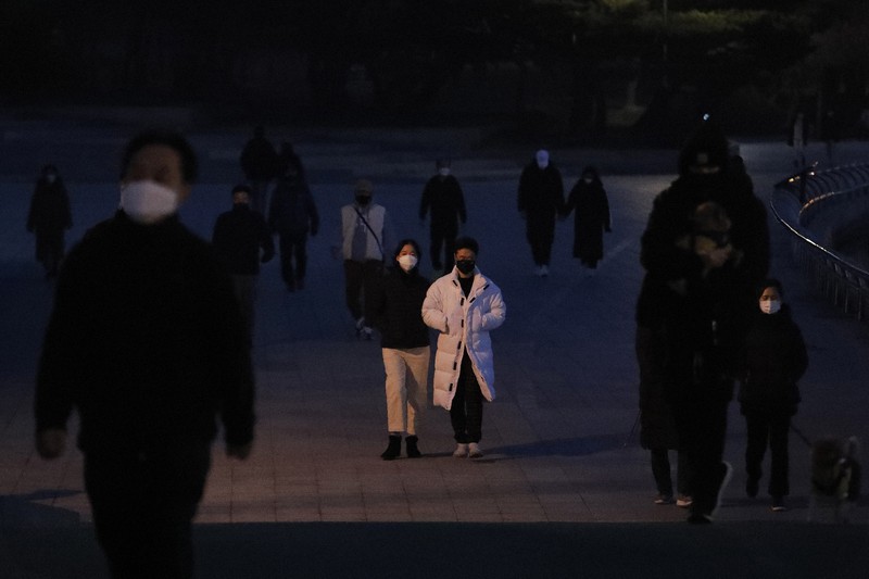 マスクを着用し外を歩く市民=韓国京畿道高陽市で2020年12月6日、AP