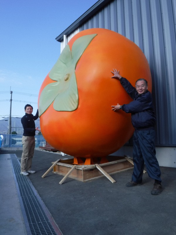 特大のカキ入れ時？ 直径3メートル、重さ300キロのオブジェ 奈良・五條 