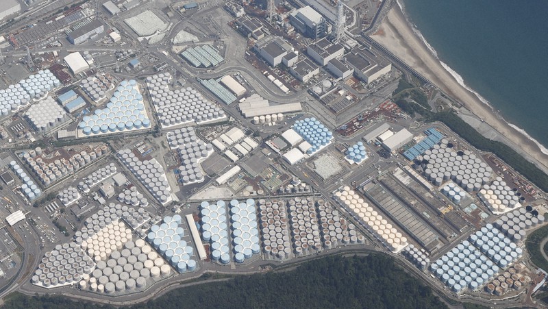 東京電力福島第1原発の敷地内に並ぶ汚染処理水が入ったタンク=2020年8月21日、本社ヘリから