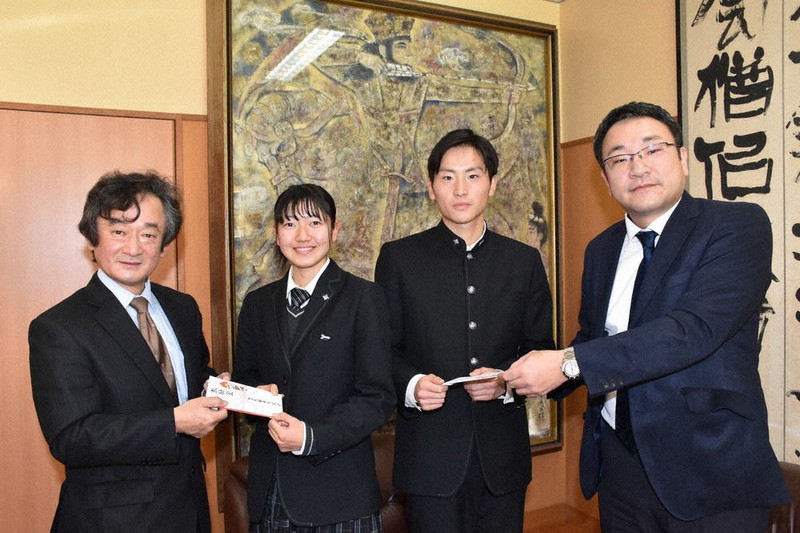 全国高校駅伝 毎日民報専売店会 学法石川に激励金 男女そろって都大路へ 福島 毎日新聞