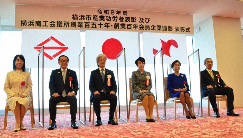 記念撮影に応じる横浜市の産業功労者ら(右から野並直文・崎陽軒社長、河原隆子・関東陸送会長、林文子市長、上野孝・横浜商工会議所会頭、岡田伸浩・横浜岡田屋社長、秋山桂子・山陽印刷会長)=横浜市中区の市役所で2020年12月7日、樋口淳也撮影