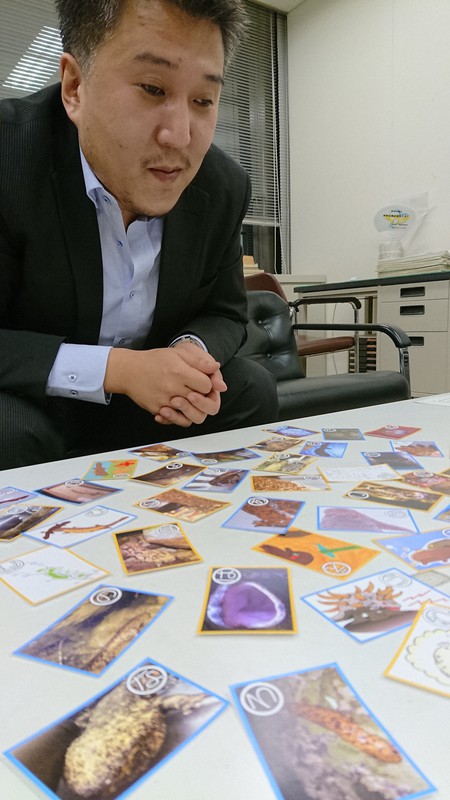 オオサンショウウオ愛好家たちとかるたを作った川内彬宏さん=三重県名張市鴻之台1で2020年12月2日午後6時14分、久木田照子撮影