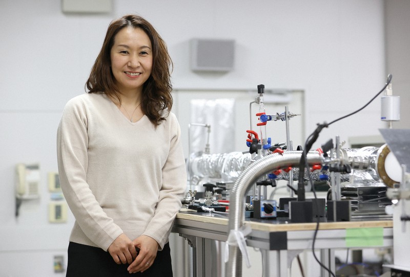 化学の手法で宇宙の研究を続ける坂井南美さん。右側にあるのは、宇宙空間に近い環境を作って、ガス中の分子が発する電波を測定する実験装置=埼玉県和光市の理化学研究所で2020年11月17日、佐々木順一撮影