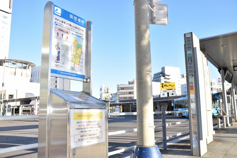 JR高松駅前のバスターミナルにある喫煙所。現在は新型コロナ対策のため使用停止となっており、2021年1~3月に撤去される=香川県高松市浜ノ町で2020年12月4日午後3時35分、西本紗保美撮影