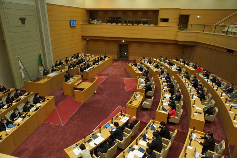 一般質問で議論を交わす神戸市議ら=神戸市中央区の市役所で2020年12月7日午後1時5分、反橋希美撮影
