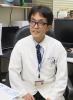 インタビューに応じる日本医大武蔵小杉病院の勝俣範之教授＝川崎市の同病院で2020年11月4日、小川祐希撮影