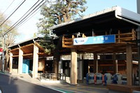 リニューアルされた小田急線・参宮橋駅