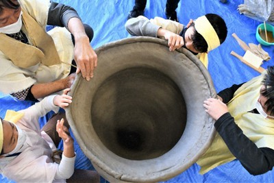 自分の体よりも大きな甕（かめ）を作る子供たち＝滋賀県守山市下之郷１の下之郷史跡公園で２０２０年１２月６日午後３時３７分、礒野健一撮影