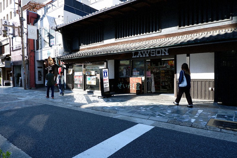ならまちではコンビニも町家風=奈良市内で、東山潤子撮影