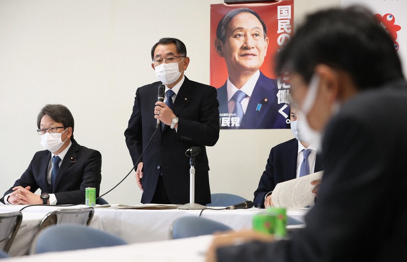 自民党の日本学術会議のあり方に関するプロジェクトチームの会合で、あいさつする塩谷立座長(中央)=自民党本部で2020年12月9日午前11時5分、小川昌宏撮影