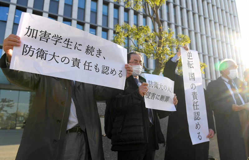 国の責任を認めた福岡高裁判決を伝える弁護団=福岡市中央区で2020年12月9日午後3時37分、津村豊和撮影