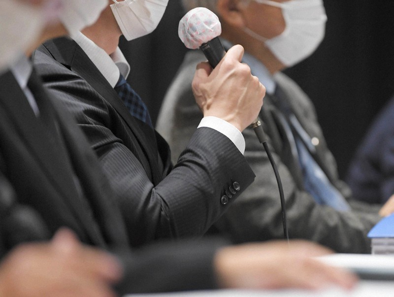 国の責任を認めた福岡高裁判決を受け、記者会見でコメントを述べる元学生(中央)=福岡市中央区で2020年12月9日午後5時10分、津村豊和撮影