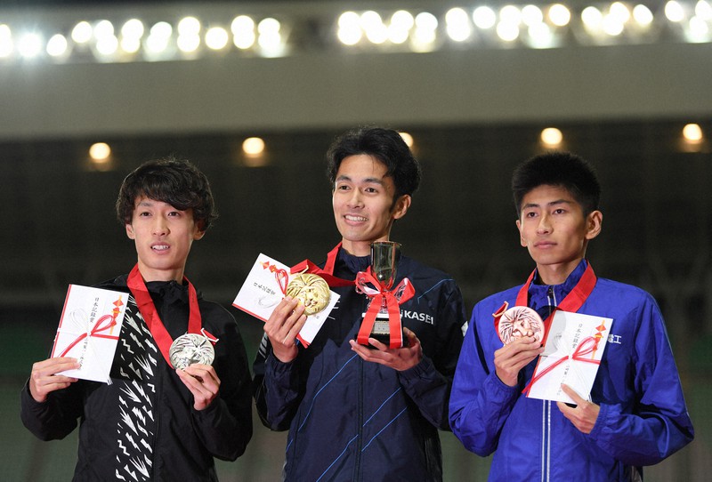 日本選手権男子1万メートル、それぞれ従来の日本記録より速いタイムを出し、表彰式でメダルを掲げる1位の相沢晃(中央)、2位の伊藤達彦(左)、3位の田村和希=ヤンマースタジアム長居で2020年12月4日、久保玲撮影