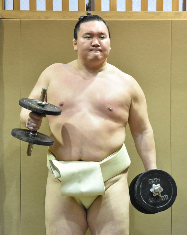 器具を使ってトレーニングする白鵬=東京都墨田区の宮城野部屋で2020年12月9日