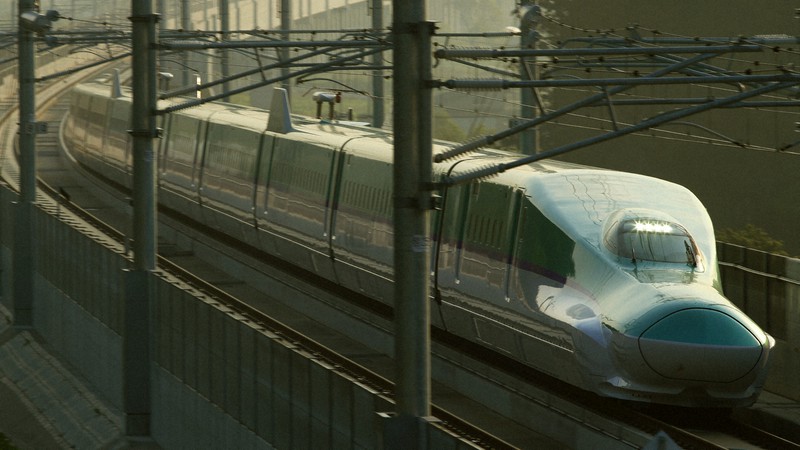 JR北海道の新幹線車両H5系。JR東のE5系をベースに造られた=北海道の北海道新幹線・新函館北斗-木古内間で2015年5月23日、金盛正樹撮影