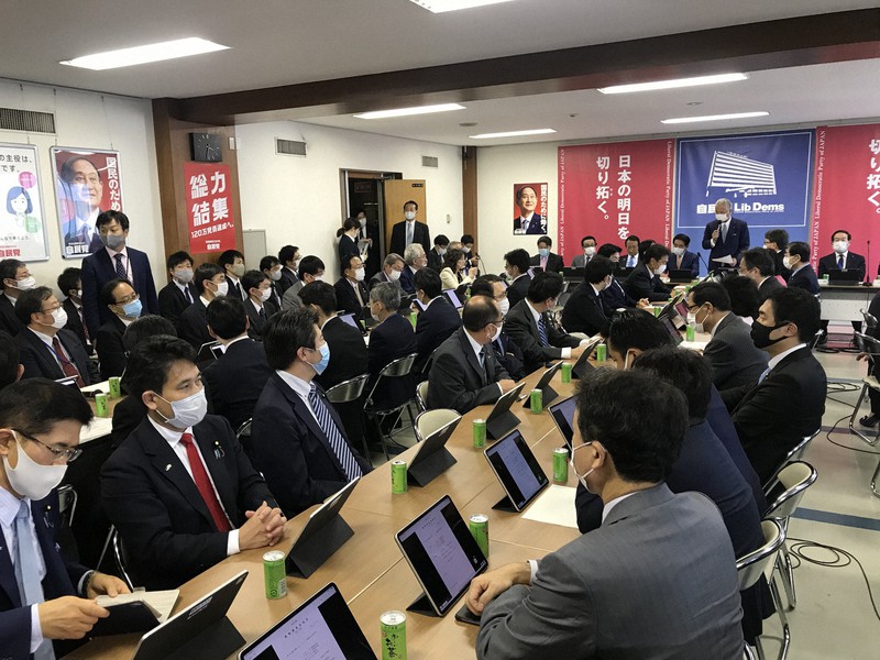 自民党税制調査会の総会。「消費税減税」の声は上がらなかった=東京都千代田区の自民党本部で2020年11月19日、村尾哲撮影