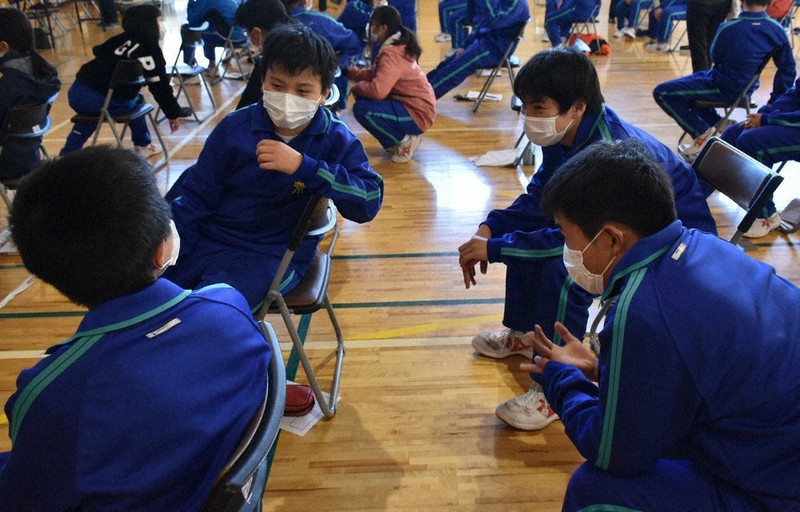 荒浜地区の観光地や魅力について意見を出し合う生徒たち=宮城県亘理町で2020年12月9日、藤田花撮影