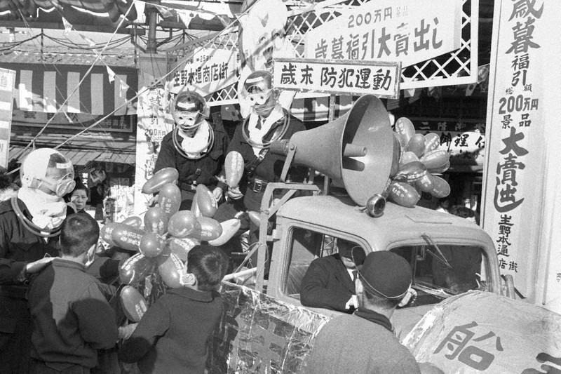 歳末防犯運動も宇宙時代にふさわしく、宇宙船の張りぼてに乗った宇宙服姿の警察官が登場した=1957年12月撮影