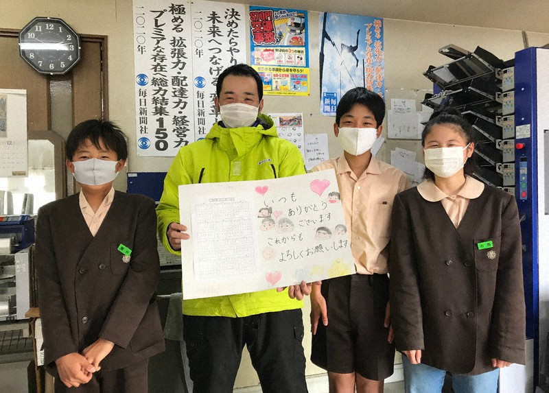 毎日新聞田原本販売所に手作りのカレンダーを届けた田原本小の児童ら=奈良県田原本町八尾で、高橋智子撮影