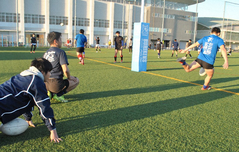 人工芝の感触を楽しみながら練習する尾道の選手たち=広島県尾道市向島町の尾道高で、関東晋慈撮影