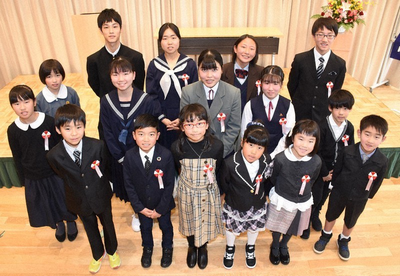 昨年度のコンクールで高知県最優秀賞に輝いた児童、生徒たち=高知市で2020年2月15日、郡悠介撮影